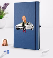 BK Gift Kişiye Özel Plakalı Kadın Volkswagen Passat Karikatürlü Lacivert Termo Deri Defter 16x24cm Model 1