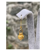 Gümüş Kazaziye Top Detaylı Altın Rengi Yaldızlı Sallantılı Küpe