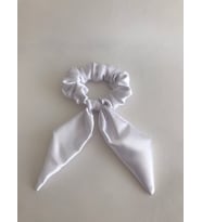 Kadın Beyaz Saten Parlak Kuyruklu Scrunchie Simit Toka