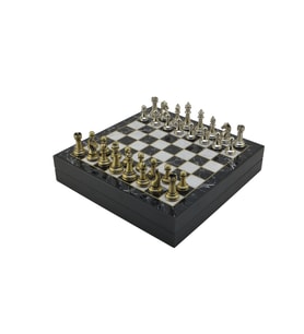 GiftHome Orta Boy Parlak Metal Klasik Satranç Takımı ve Mermer Desenli Sandıklı MDF Tahtası (30X30X6 cm.)