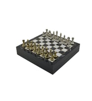 GiftHome Orta Boy Parlak Metal Klasik Satranç Takımı ve Mermer Desenli Sandıklı MDF Tahtası (30X30X6 cm.)