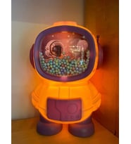 Işıklı Astronot Tasarımlı Kumbara 11 cm x 11 cm 17,6 cm Pembe Renk