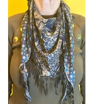 ÇİFT TARAFLI DESENLİ PÜSKÜLLÜ DÖKÜMLÜ KUMAŞ FULAR BANDANA ŞAL