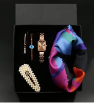 Özel Kutuda Renkli Fular& Spectrum Rose Gold Kadın Kol Saati&Rose Gold Kaplama Nazar Göz Detaylı Kelepçe Bileklik&Rose Zirkon Taşlı Kolye& İncili Saç Tokası Hediye Seti