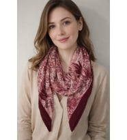 Pliseli Çiçek Desenli Polyester Şal 90x90 cm – Bordo & Pudra Zarif