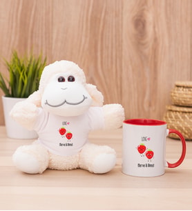 Kişiye Özel Sevimli Çilekler Peluş Koyun ve Kırmızı Kupa