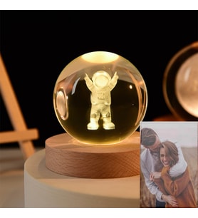 Kişiye Özel Fotoğraf Hediyeli Büyük Boy Işıklı Ahşap Kaideli Astronot Temalı Cam Küre 8cm