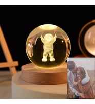 Kişiye Özel Fotoğraf Hediyeli Büyük Boy Işıklı Ahşap Kaideli Astronot Temalı Cam Küre 8cm