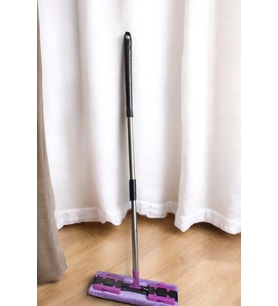 Pratik ve değiştirilebilir bezli mop ile temizlik kolaylığı