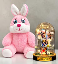 Kişiye Özel 3 Fotoğraflı LED Işıklı Fanus ve Pembe Peluş Tavşan Hediye Seti (kalp tutan aşıklar)