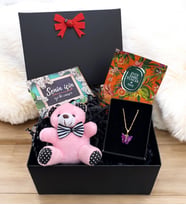 Siyah Hediye Kutusunda Pembe Peluş Ayıcık ve Kelebek Kolye  Premium Set