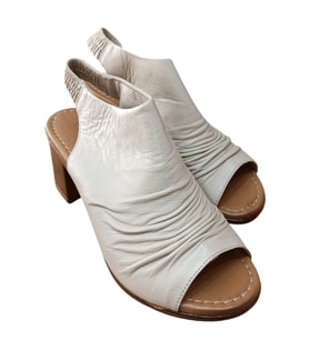 Castle Black 4579 Kadın Hakiki Deri Kısa Topuklu Comfort Sandalet (Bej)