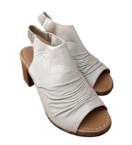 Castle Black 4579 Kadın Hakiki Deri Kısa Topuklu Comfort Sandalet (Bej)