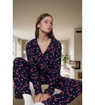 Rahat Viskoz Pijama Takımı; Yılbaşı Desenli Düğmeli Geniş Paça Shally Dokuma Konforlu Kesim (Lacivert)