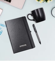 Kişiye Özel Siyah Defter & Dama Detaylı Tükenmez Kalem & Siyah Mat Kupa Hediye Seti