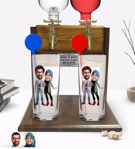 BK Gift Kişiye Özel Renkli Baskılı Sevgililer Karikatürlü İkili Vodka Bardağı ve Çift Musluklu Doğal Ahşap Vodka Standı-60 (Model 1)