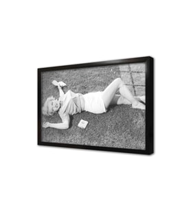 Marliyn Monroe Çimlerde Uzanırken Ki Çerçeveli Cam Tablo