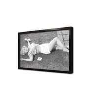 Marliyn Monroe Çimlerde Uzanırken Ki Çerçeveli Cam Tablo