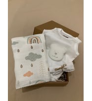 HEDİYE SETİ , UNISEX YENİDOĞAN BEBEK HEDİYE SETİ , MÜSLİN BATTANİYE & ÇITÇITLI BODY & MENDİL & BANYO SÜNGERLİ HEDİYE KUTUSU (Beyaz)