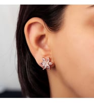 Gümüş Rose Beyaz Lotus Çiçeği Çivili Kadın Küpe