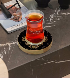 BK Gift Kişiye Özel Retro Motif Tasarımlı Doğal Ahşap Tabaklı Heybeli Çay Bardağı Model 10