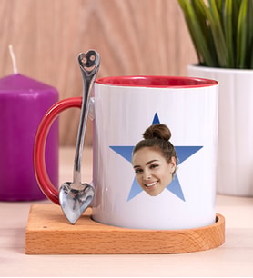 Kişiye Özel Mavi Yıldız Kafa Fotoğraflı Ahşap Altlıklı Kırmızı Kupa Bardak