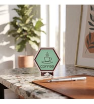 Minimalist tasarımlı Coffee temalı masaüstü dekoratif süs, çalışma masalarınız için modern bir aksesuar seçeneği 10x10 cm