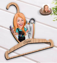 BK Gift Kişiye Özel Kadın Kuaför Karikatürlü Standart Boy Ahşap Elbise Askısı-1