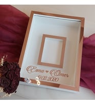 Fotoğraflı Beyaz 30x40 cm Fotoğraf Bölümlü Yarı Rose Kaplamalı Ledli İsimli Gül Kutusu! Anı Çerçevesi