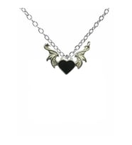 Gothic Siyah Kalp Heart Decor Çift Kanat Figürlü Unisex Kolye – 60 cm Zincirli, Gotik ve Asi Stil (Gümüş)