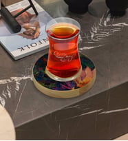 BK Gift Kişiye Özel Modern Art Tasarımlı Doğal Ahşap Tabaklı Heybeli Çay Bardağı Model 20