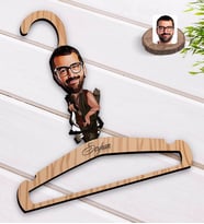 BK Gift Kişiye Özel Okçu Karikatürlü Standart Boy Ahşap Elbise Askısı-1