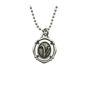 V Harfli Antik Unisex Kolye – Kişisel, Zarif ve Özgün Tasarım