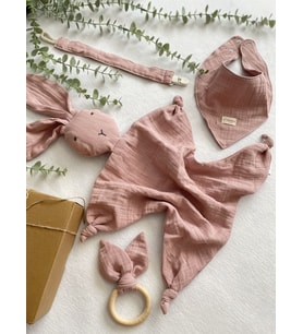 HOŞGELDİN BEBEK , YENİDOĞAN HEDİYELİK , DÖRTLÜ SEVİMLİ SET , BEBEK HEDİYE , MÜSLİN UYKU ARKADAŞI   , HASTANE ODASI , BABY SHOWER , BEBEK GÖRME HEDİYESİ (Gül Kurusu)