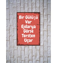 Bir Gülüşü Var Ejderya Görse Ters Uçar Tasarımlı Retro Poster