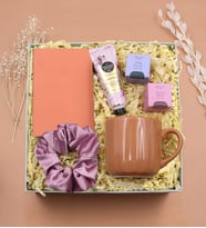Dikişli Mini Not Defteri & Kupa & Teashop 2'li Bitki Çayı & Eyüp Sabri Tuncer El ve Vücut Kremi & Saten Toka Hediye Seti (Kahverengi)