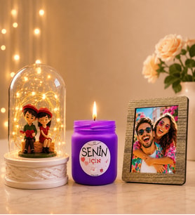 Kişiye Özel Fotoğraflı LED Işıklı Fanus (oturan çiftli) ve Kokulu Cam Mum Hediye Seti