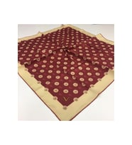 Geometrik Logolu Desen Gold Seri Twill Eşarp Eşarp Askısı ile Birlikte 90x90 cm 