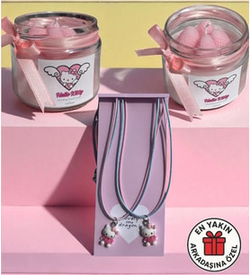 Hello Kitty Arkadaşlık Hediye Seti - 2 Adet Hello Kitty Çilek Kokulu Mum + 2 Adet Hello Kitty Kolye (Şeker Pembesi)