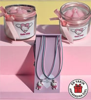 Hello Kitty Arkadaşlık Hediye Seti - 2 Adet Hello Kitty Çilek Kokulu Mum + 2 Adet Hello Kitty Kolye (Şeker Pembesi)