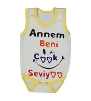 Unısex Beyaz Sarı Biyeli Annem Beni Seviyor Yazılı Askılı Zıbın