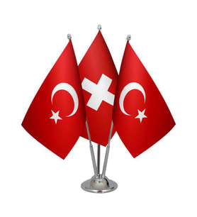 Masa Üstü İsviçre Bayrağı Türk Bayrağı Üçlü Krom Direk Masa Bayrak Seti