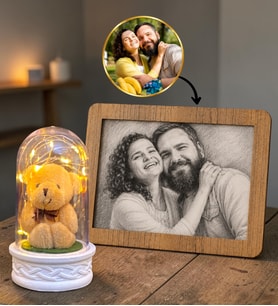 Kişiye Özel Karakalem Fotoğraflı Çerçeve ve Led Işıklı Ayıcıklı Fanus Hediye Seti