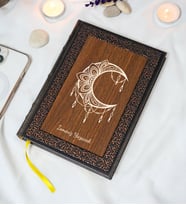 Kişiye Özel Ay Mandala Desenli Termo Deri + Ahşap Anı Defteri - Çizgili Defter - Hediyelik (15x21 cm - 320 Sayfa) A5