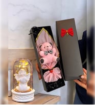Siyah Kutusunda Pembe Ayıcık Buketi & Işıklı Beyaz Melekli Fanus  Ayıcık Buketi