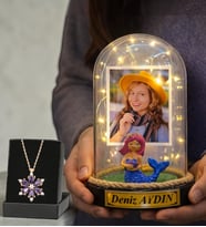 Fotoğraflı & Yazılı Led Işıklı Fanus ve Gerçek Ametist Taşlı Lotus Kolye – Sevgiliye Anlamlı Hediye (Model 1)