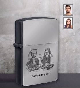 Kişiye Özel Yılbaşı Sevgili Karikatürlü Siyah Benzinli Çakmak Model-5