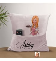BK Gift Kişiye Özel Ev Hanımı Karikatür Tasarımlı Organizer Kumanda ve Atıştırmalık Cepli Pembe Kırlent Yastık-4 Arkadaşa Hediye, Cepli Yastık