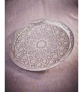 Gümüş Renk Selçuklu Motifi Zamak Metal Yuvarlak Lüks Servis-Tepsisi – 35 cm