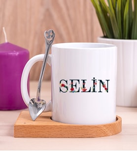 Kişiye Özel Çiçek Harf Tasarım İsim Yazılı Ahşap Altlıklı Beyaz Kupa Bardak